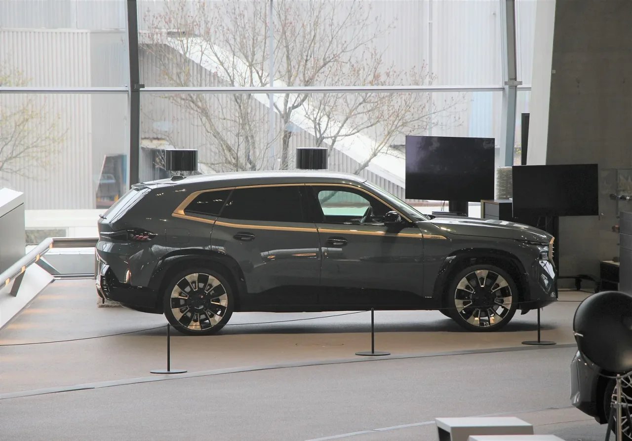 BMW XM, side
