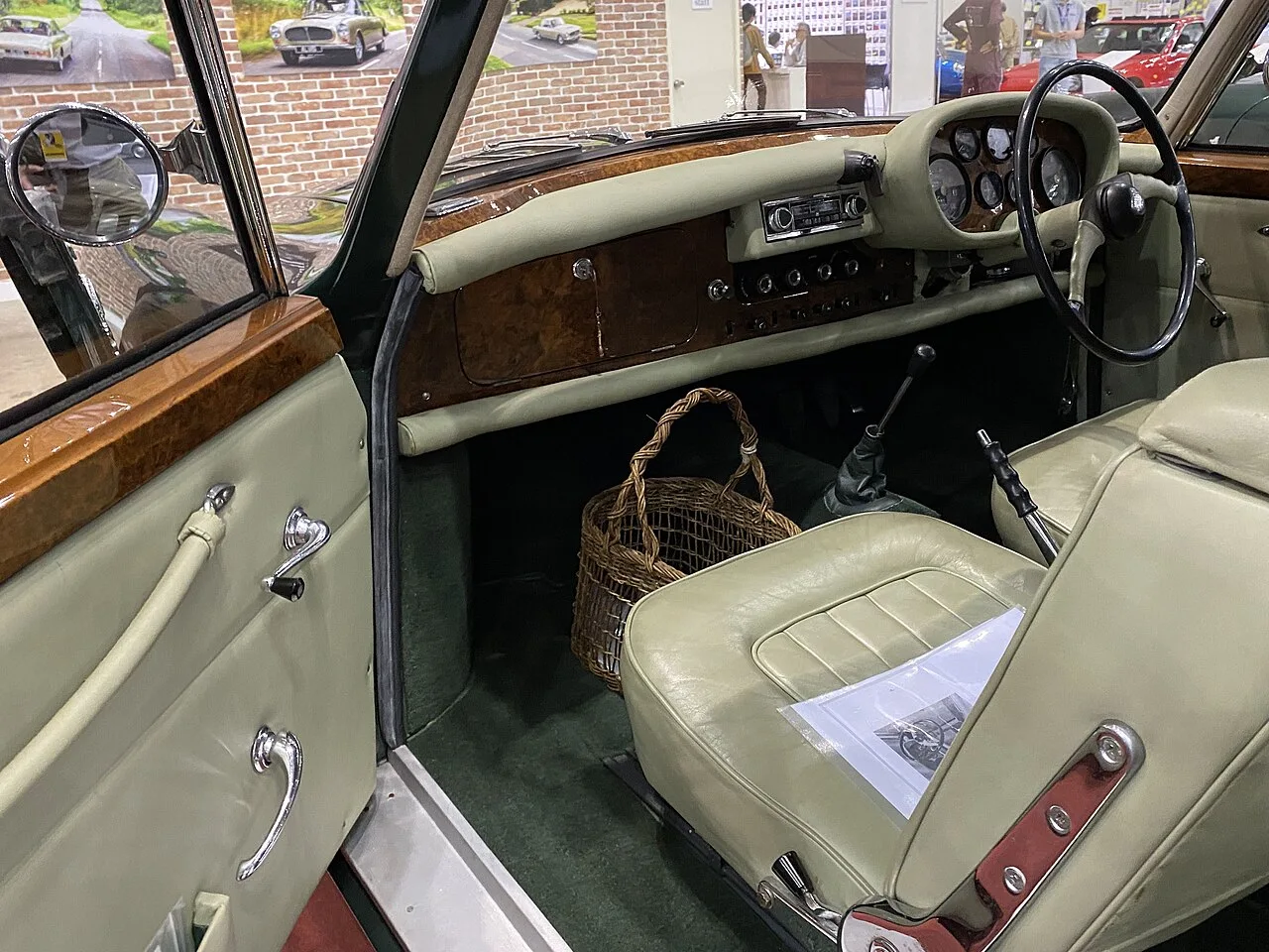 Bristol 401, interior