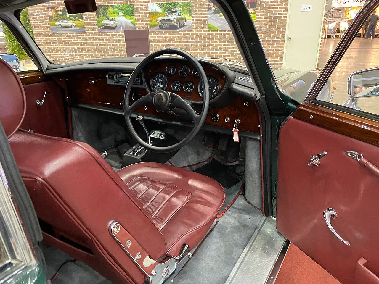 Bristol 410, interior