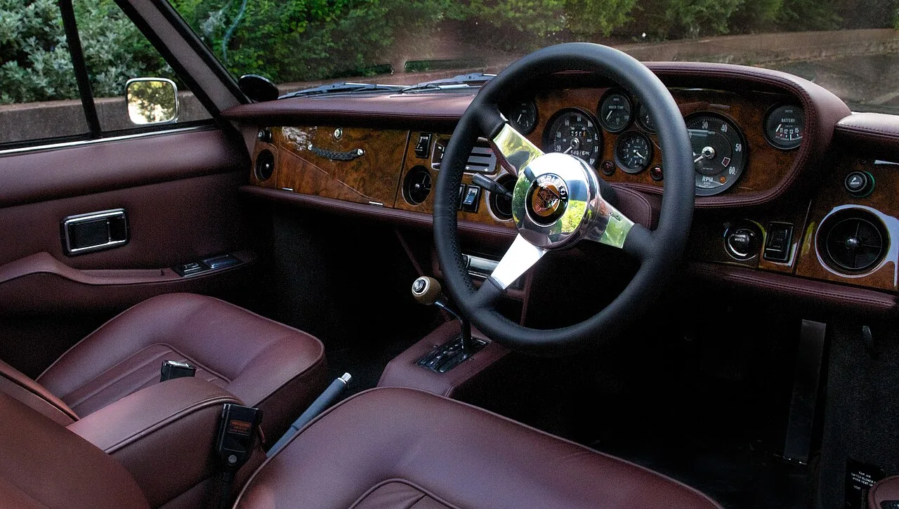Bristol 412, interior