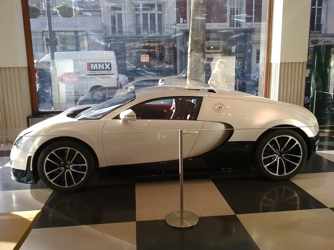 Bugatti Veyron, side