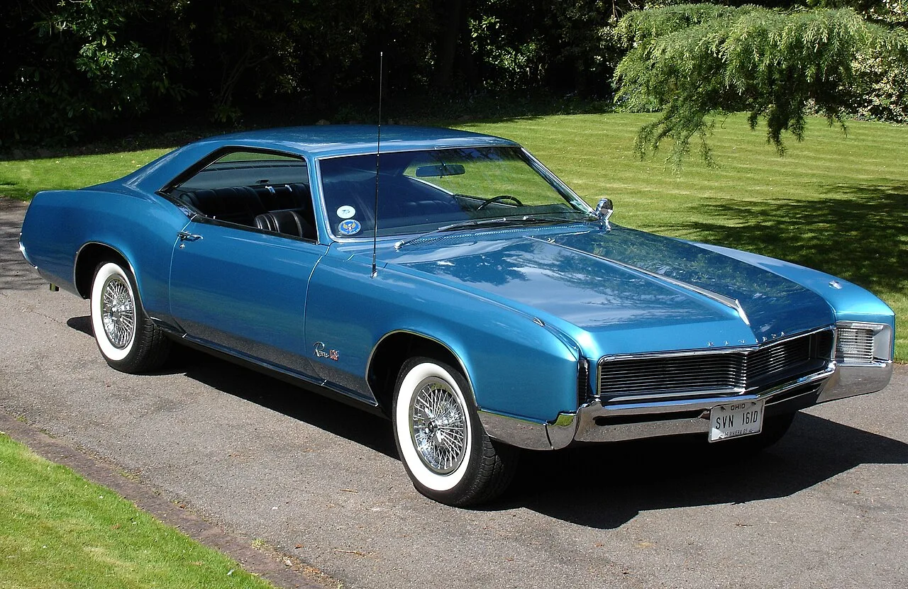 Buick Riviera, side