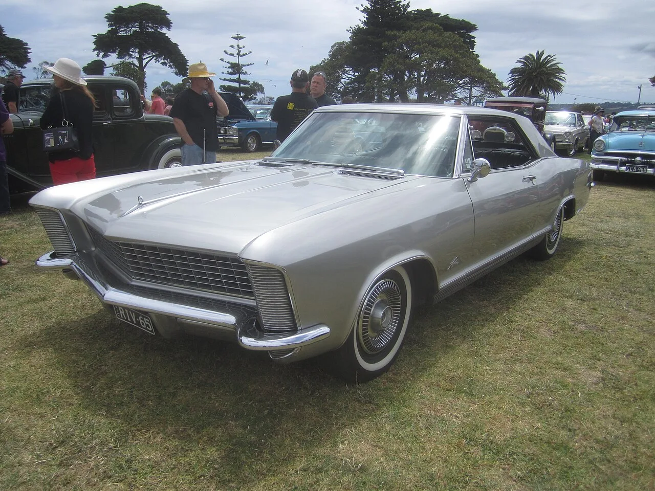 Buick Riviera, side