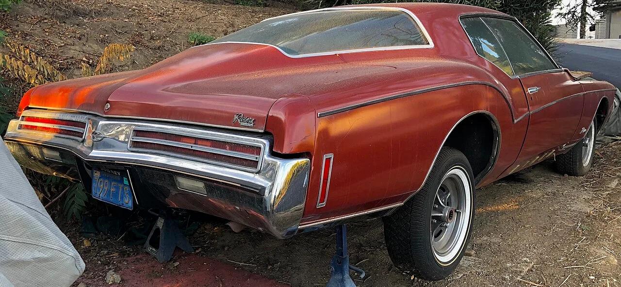 Buick Riviera, rear