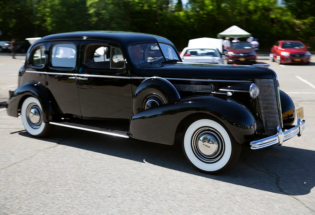 Buick Roadmaster Series 80, side