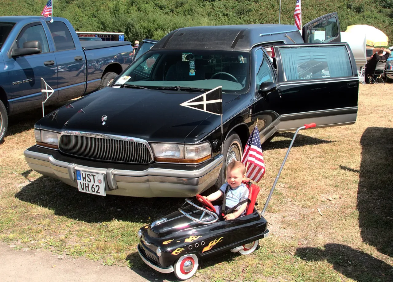 Buick Roadmaster, side