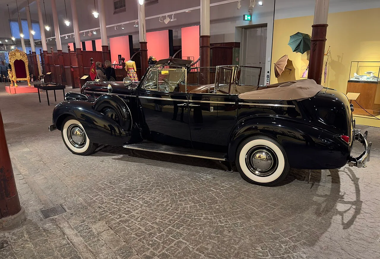 Buick Roadmaster, side