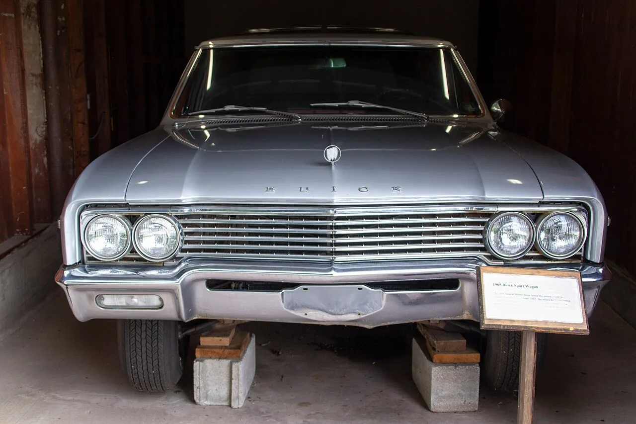 Buick Sport Wagon, side
