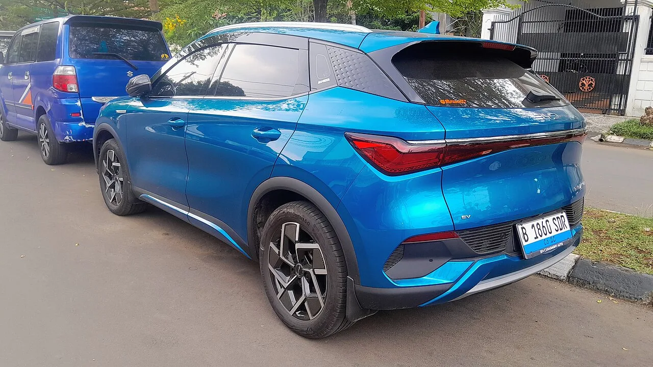 BYD Atto 3, side