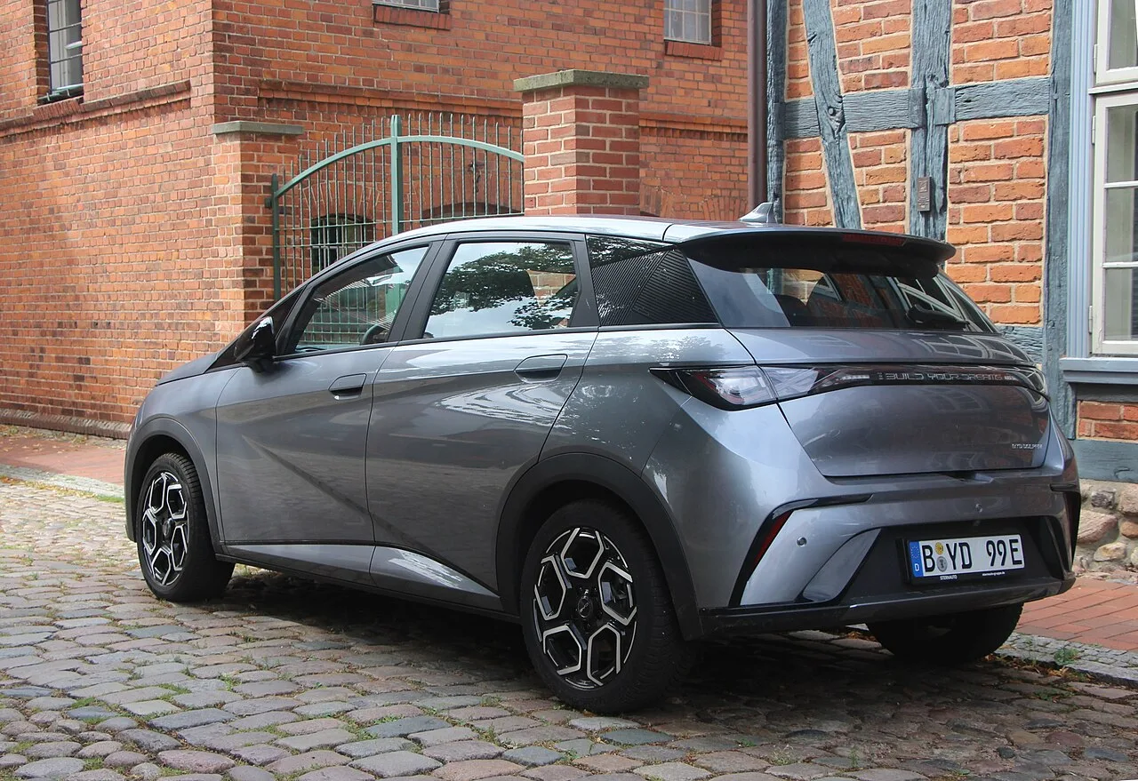 BYD Dolphin, side