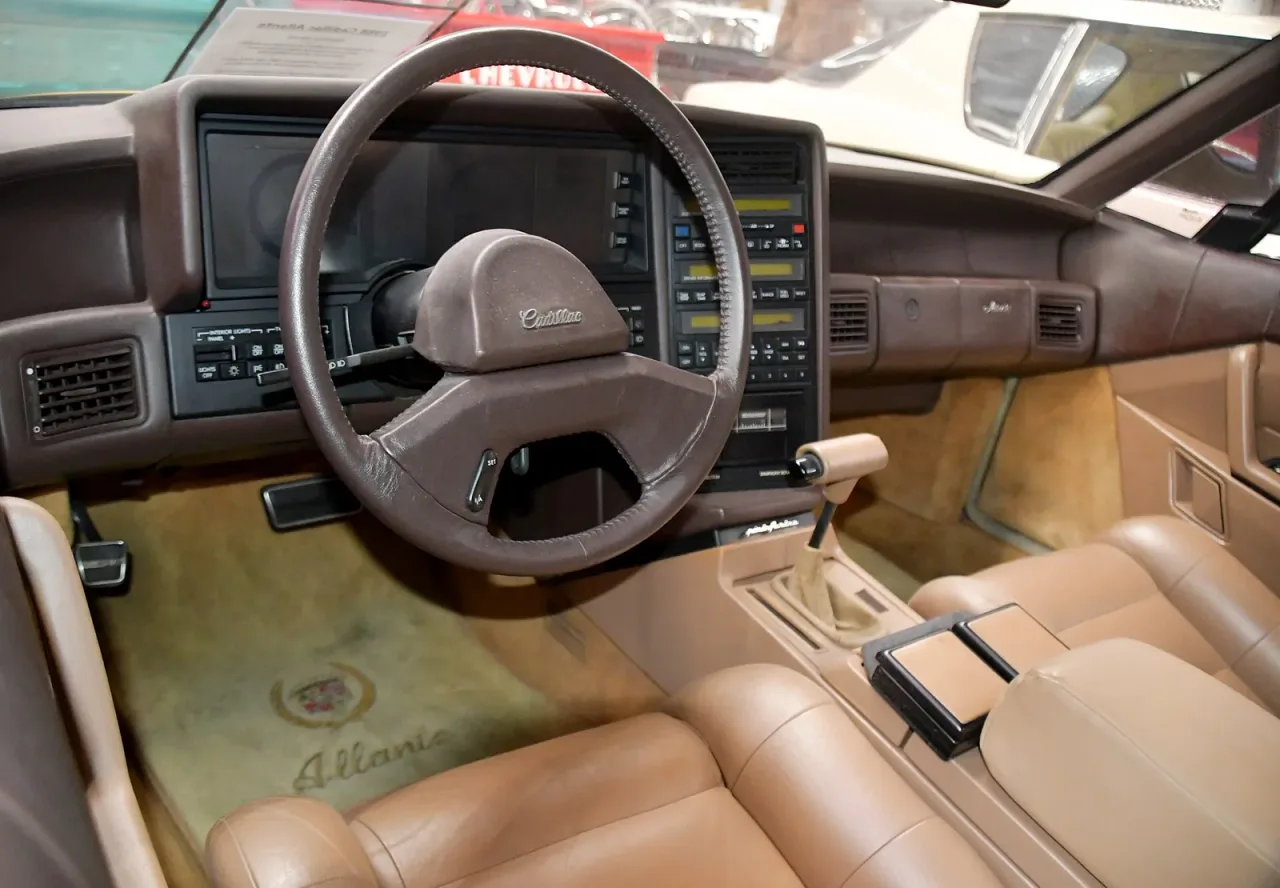 Cadillac Allante, interior