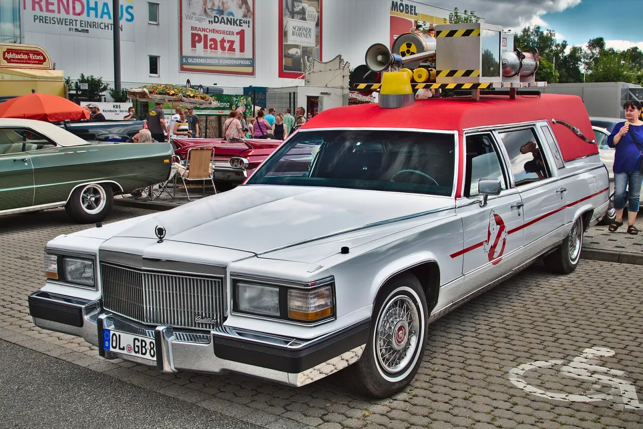 Cadillac Brougham, side