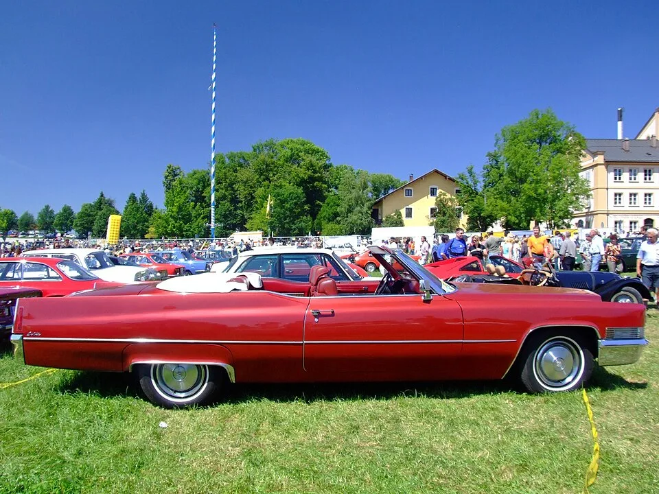 Cadillac DeVille, side