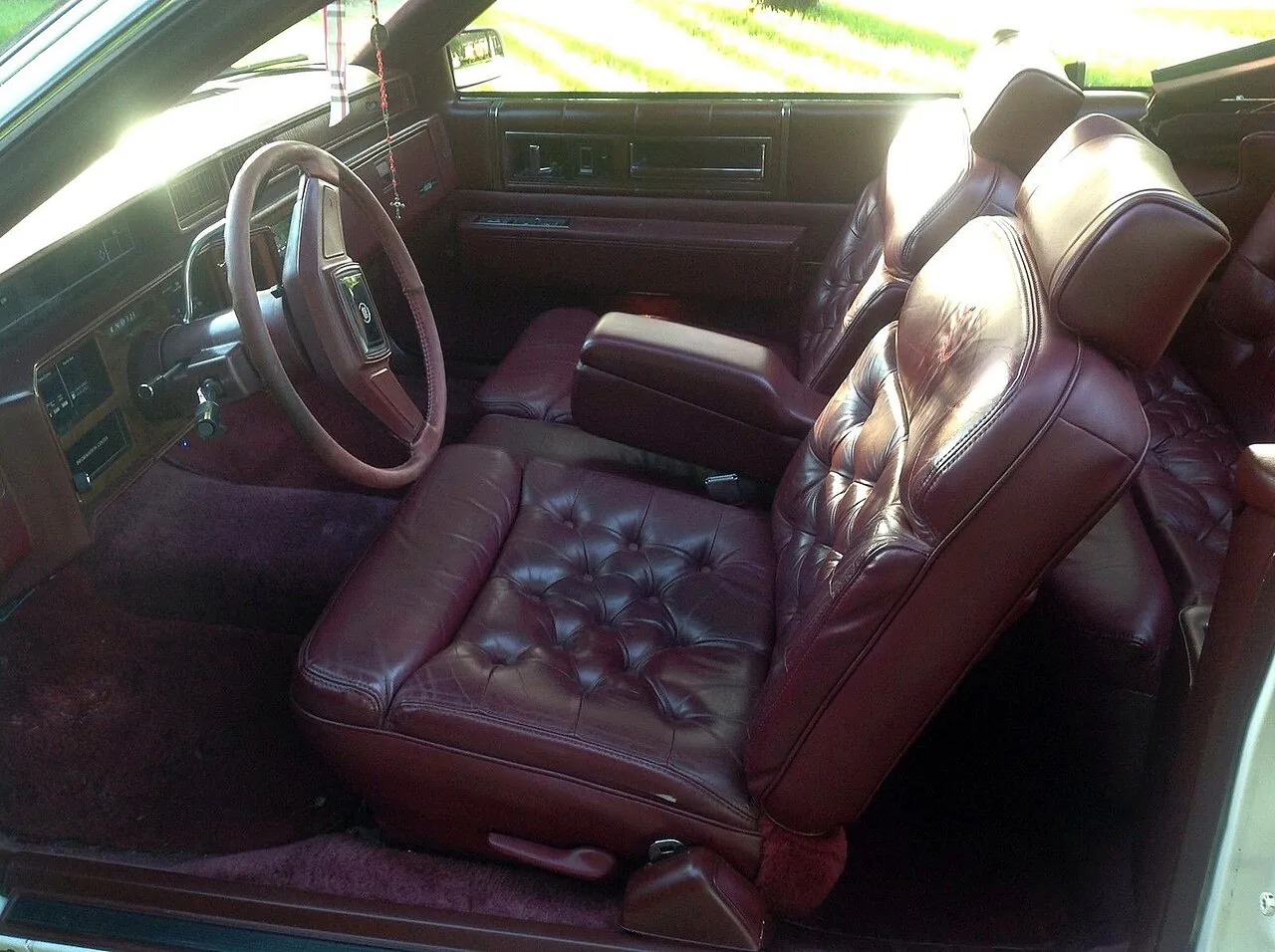 Cadillac DeVille, interior