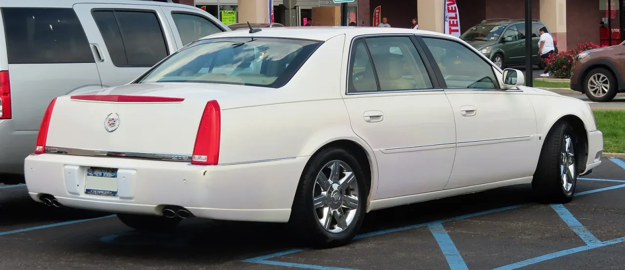 Cadillac DTS, rear
