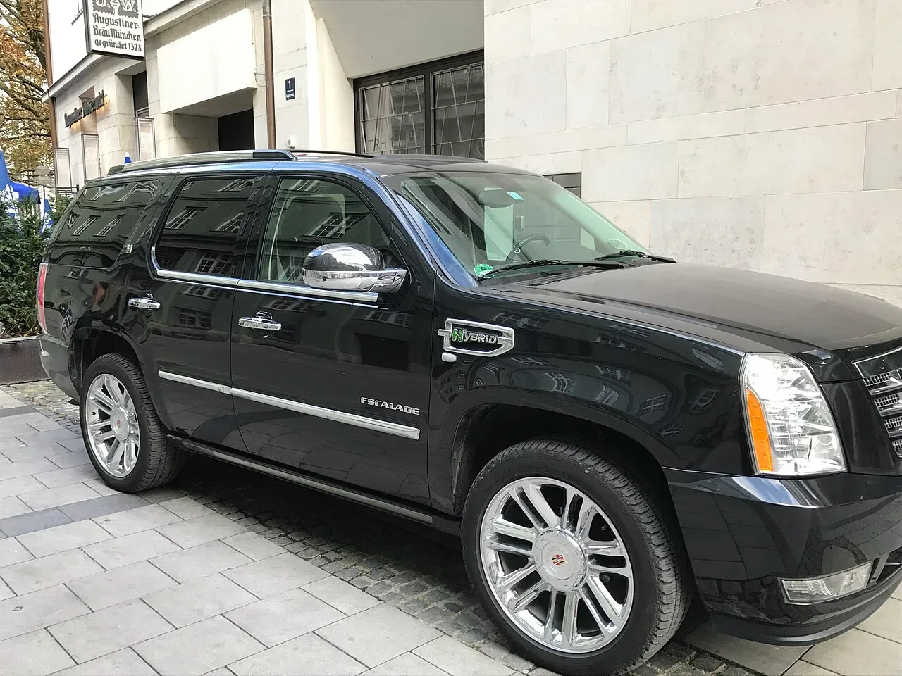 Cadillac Escalade, side