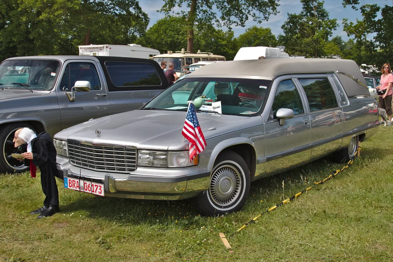Cadillac Fleetwood, side