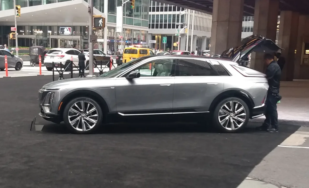 Cadillac LYRIQ, side