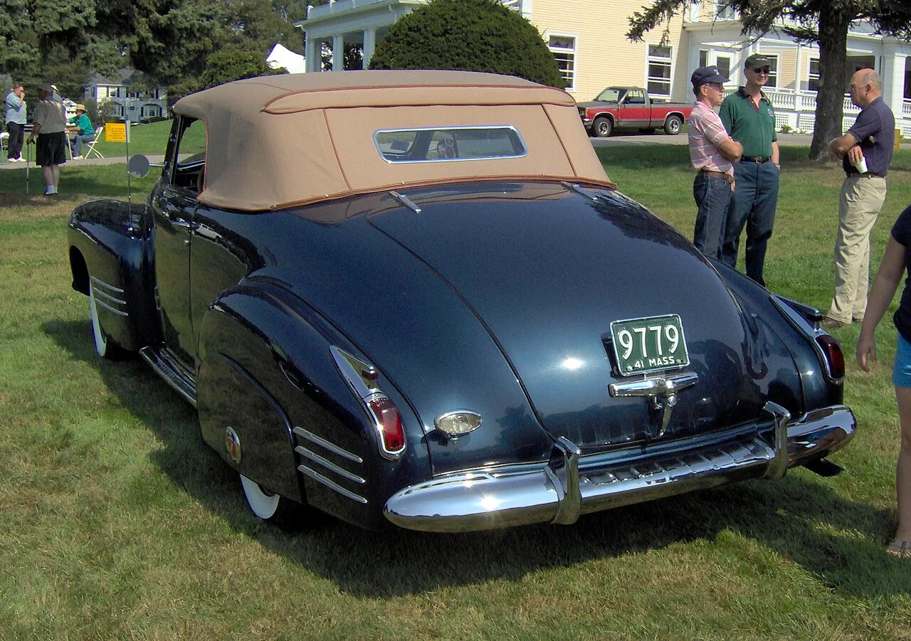 Cadillac Series 62, rear