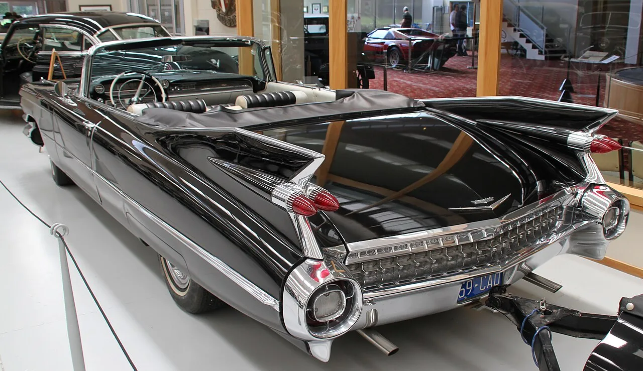Cadillac Series 62, rear