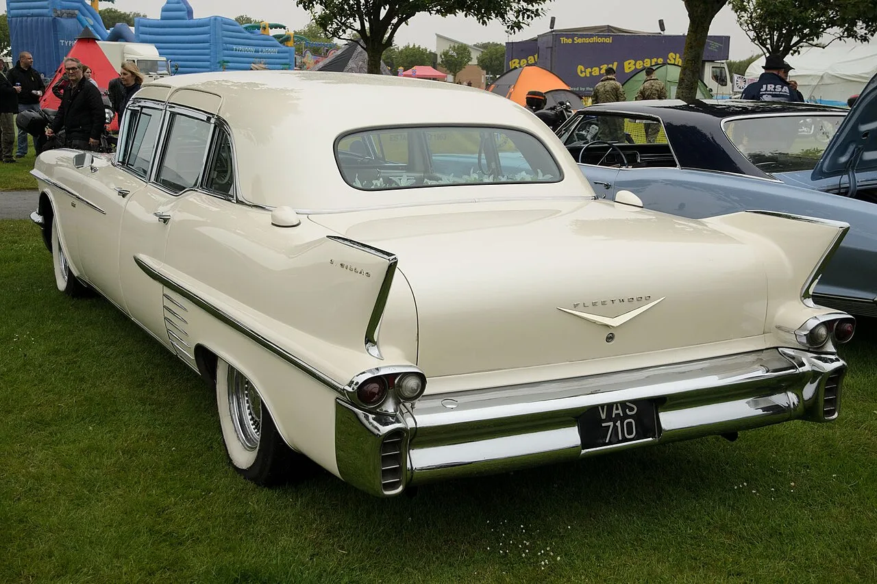 Cadillac Series 62, rear