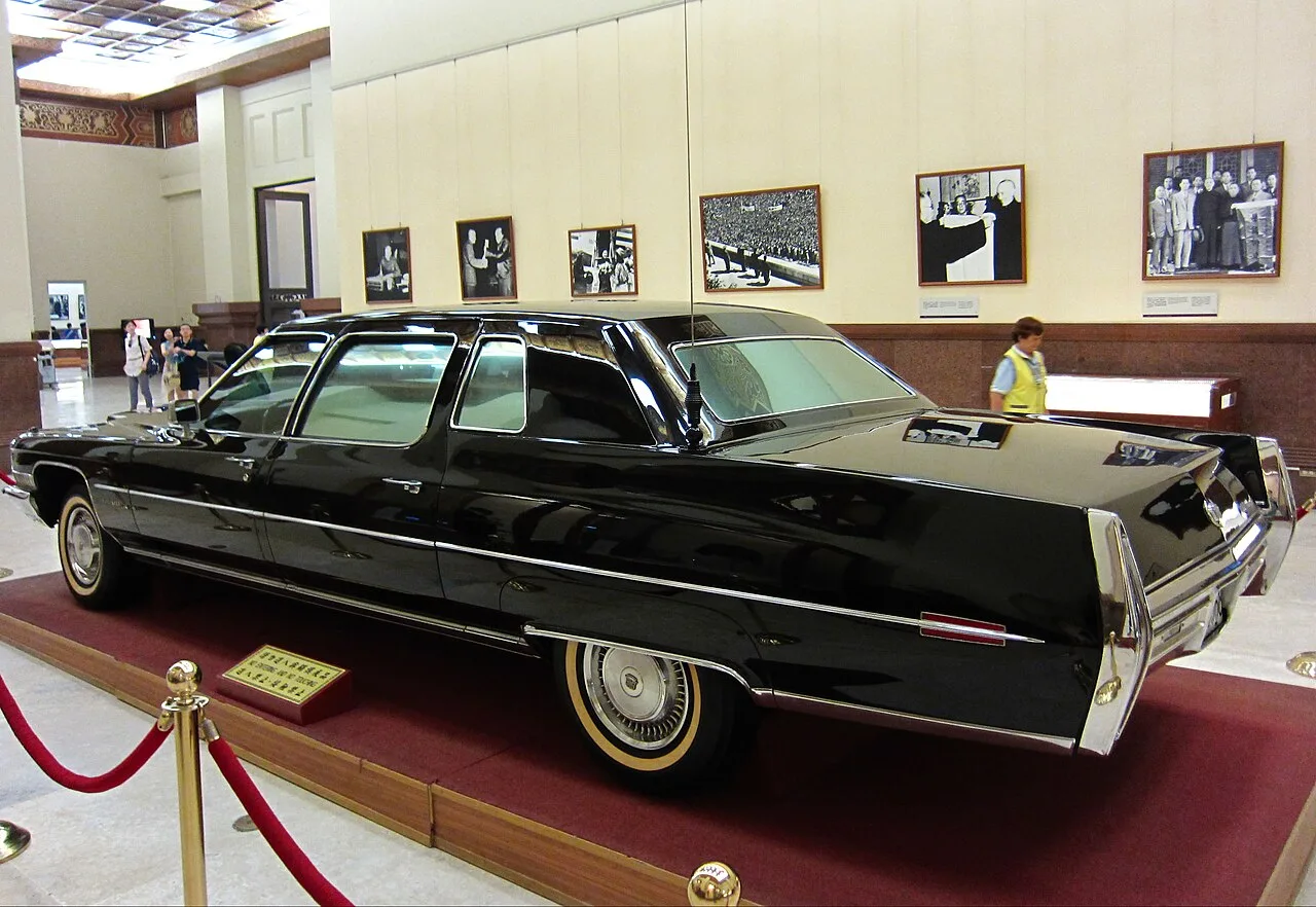 Cadillac Series 75, rear