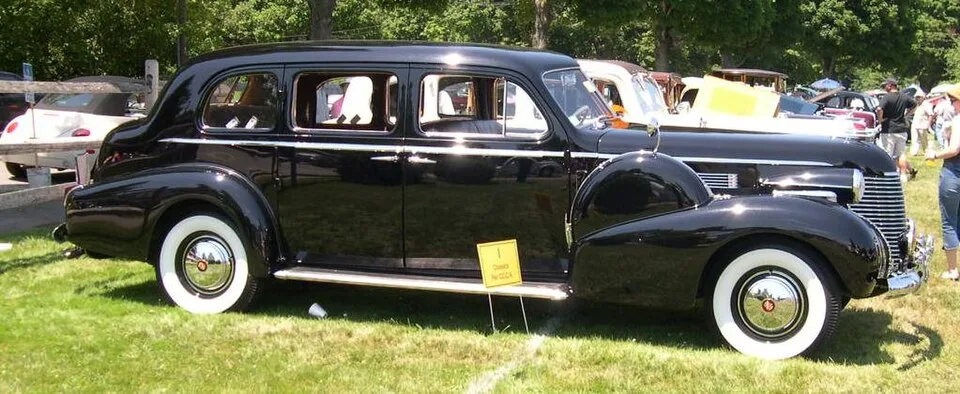 Cadillac Series 75, rear