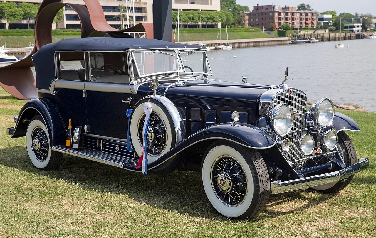 Cadillac V-16 Series 452 / 90, side