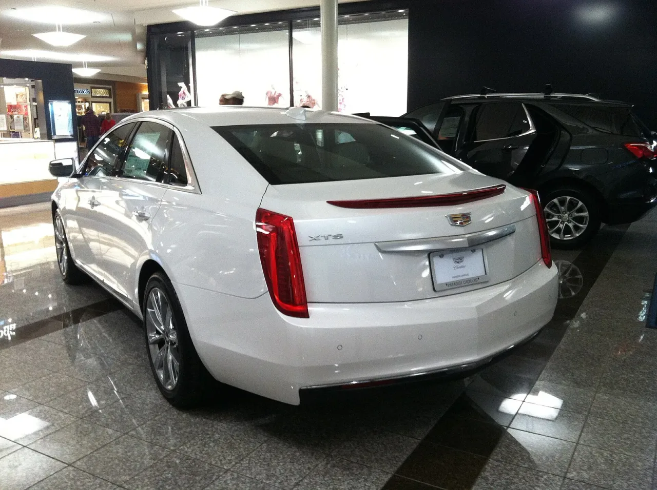 Cadillac XTS, side
