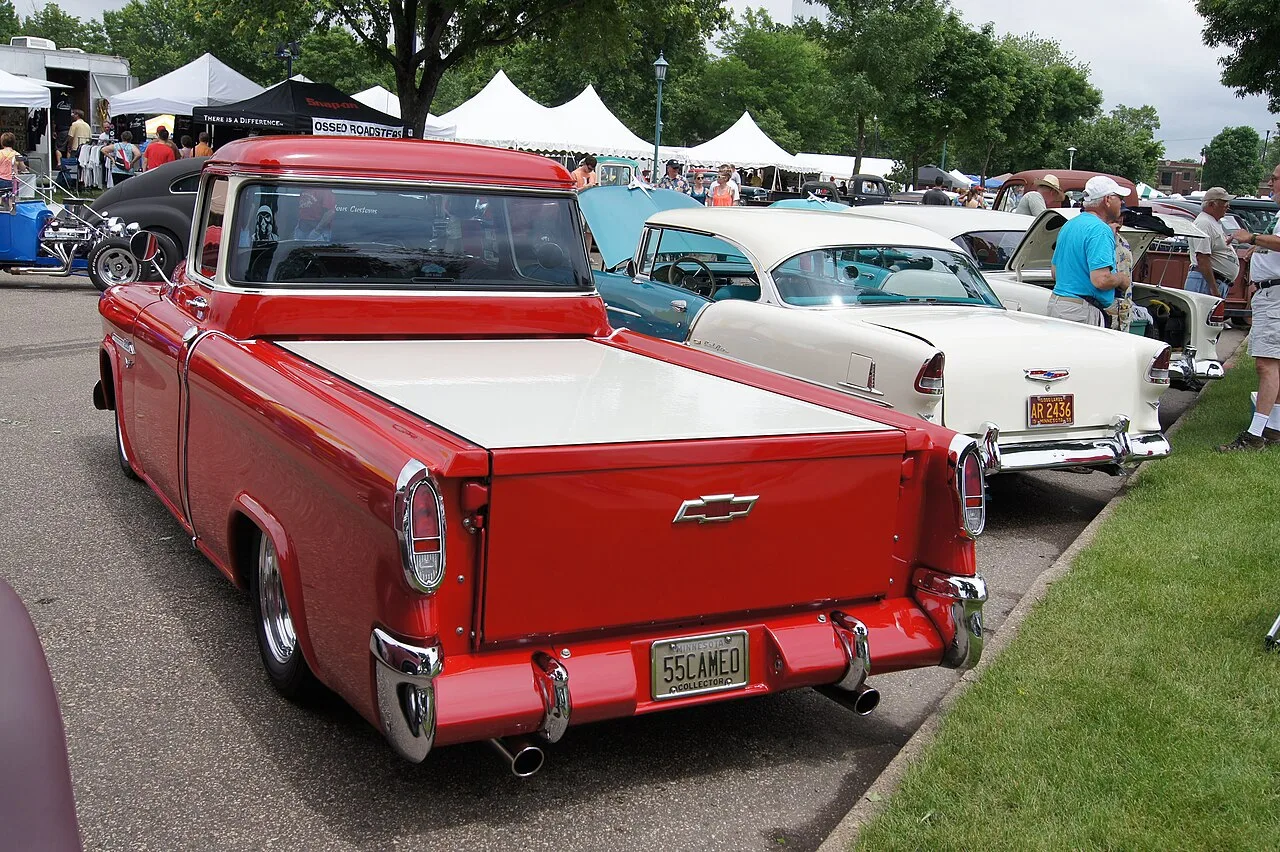 Chevrolet Cameo Carrier, rear