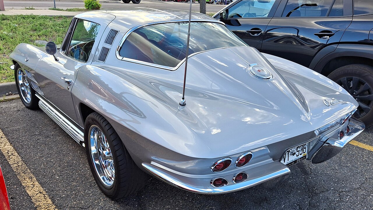 Chevrolet Corvette Sting Ray, side