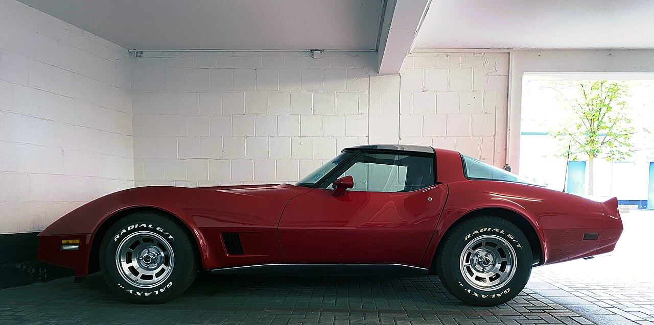 Chevrolet Corvette Stingray, side