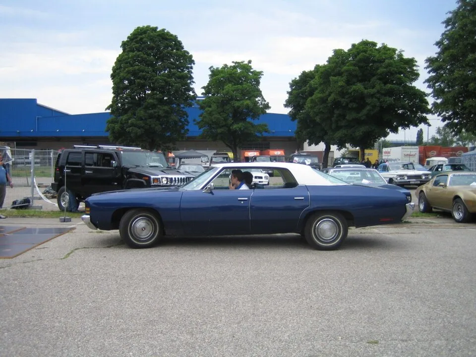 Chevrolet Impala fifth generation, side