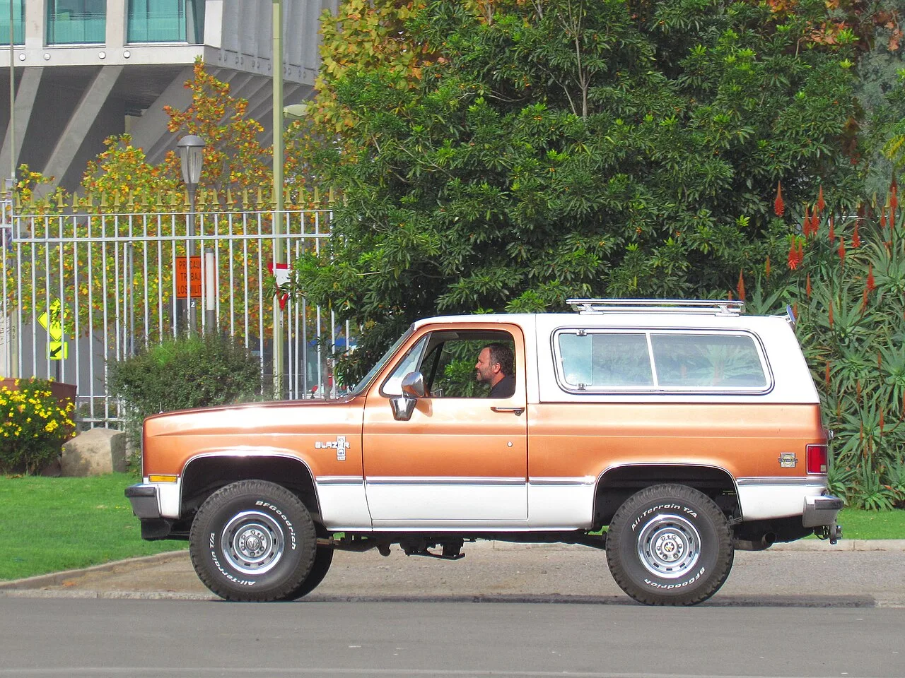 Chevrolet K5 Blazer, side