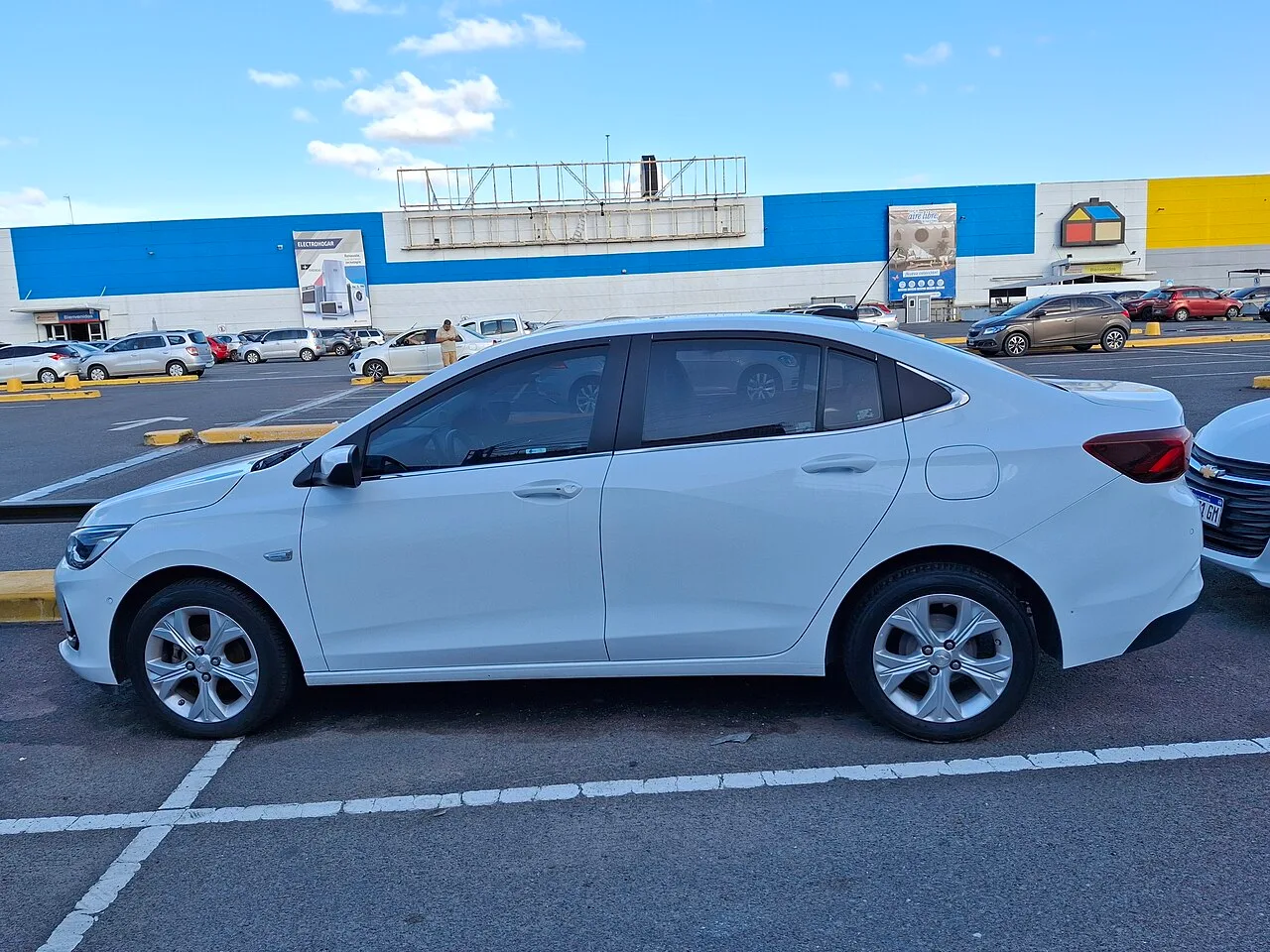 Chevrolet Onix, side