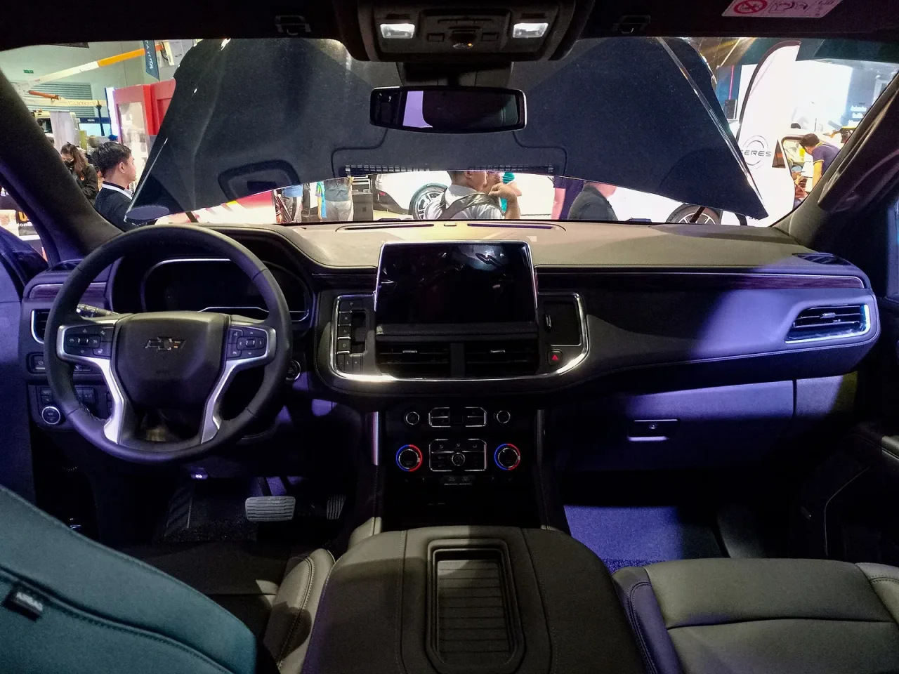 Chevrolet Suburban, interior
