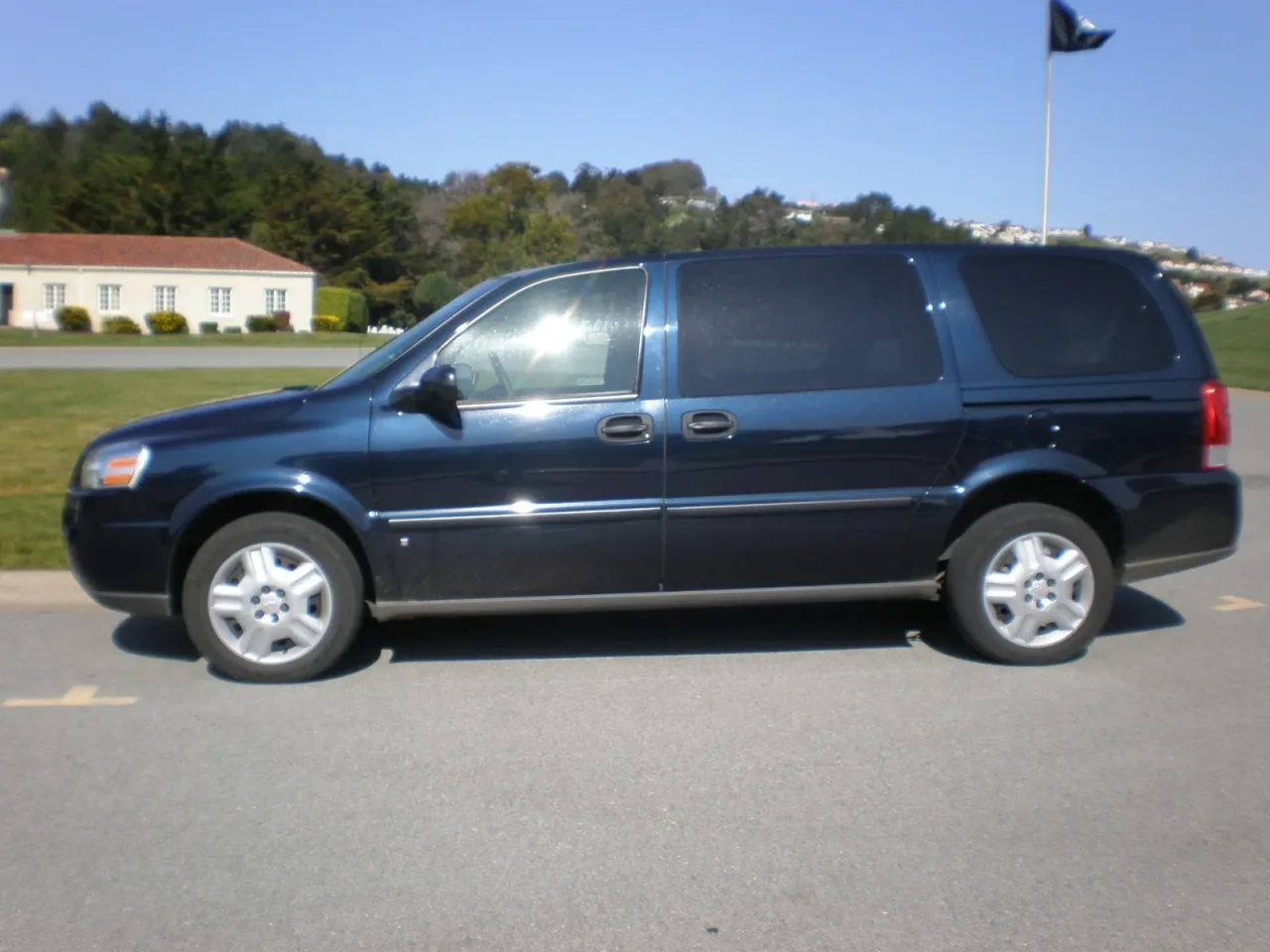 Chevrolet Uplander, side