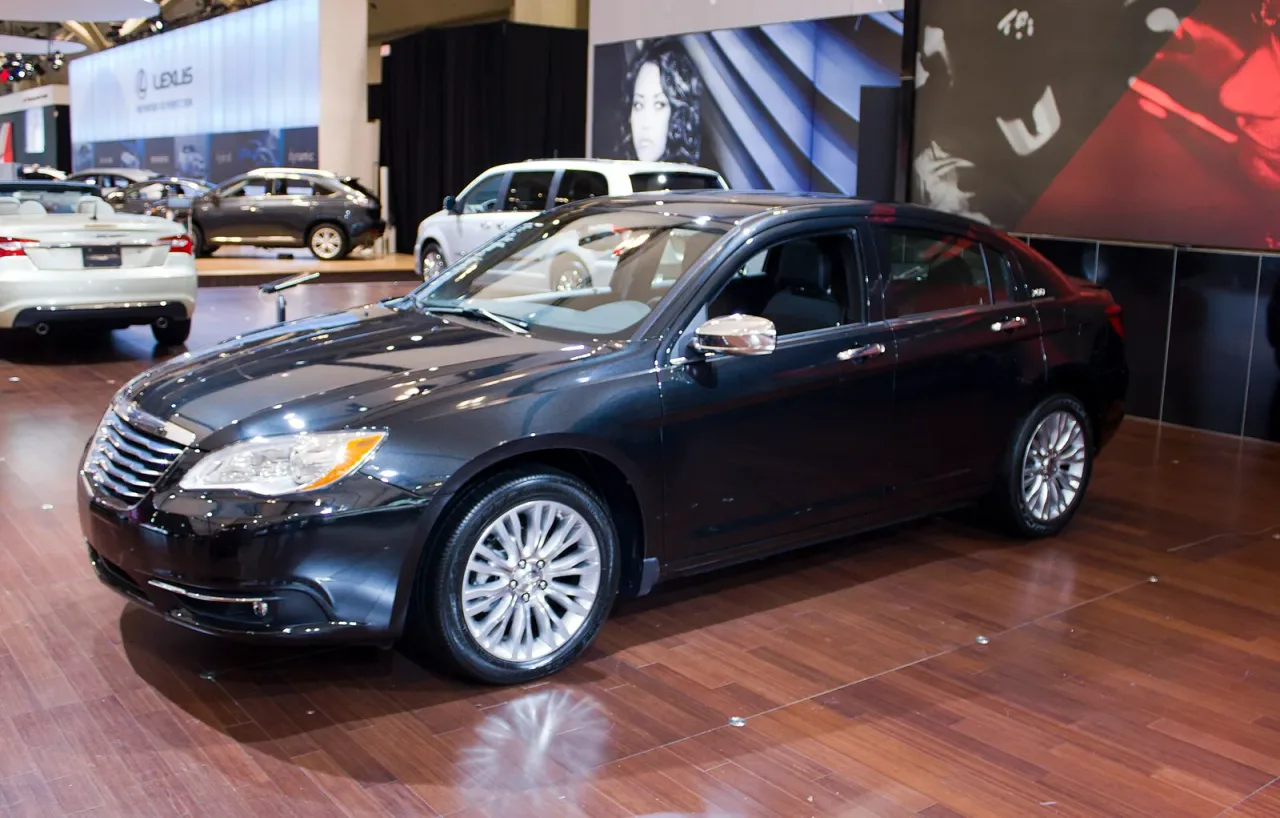 Chrysler 200, side
