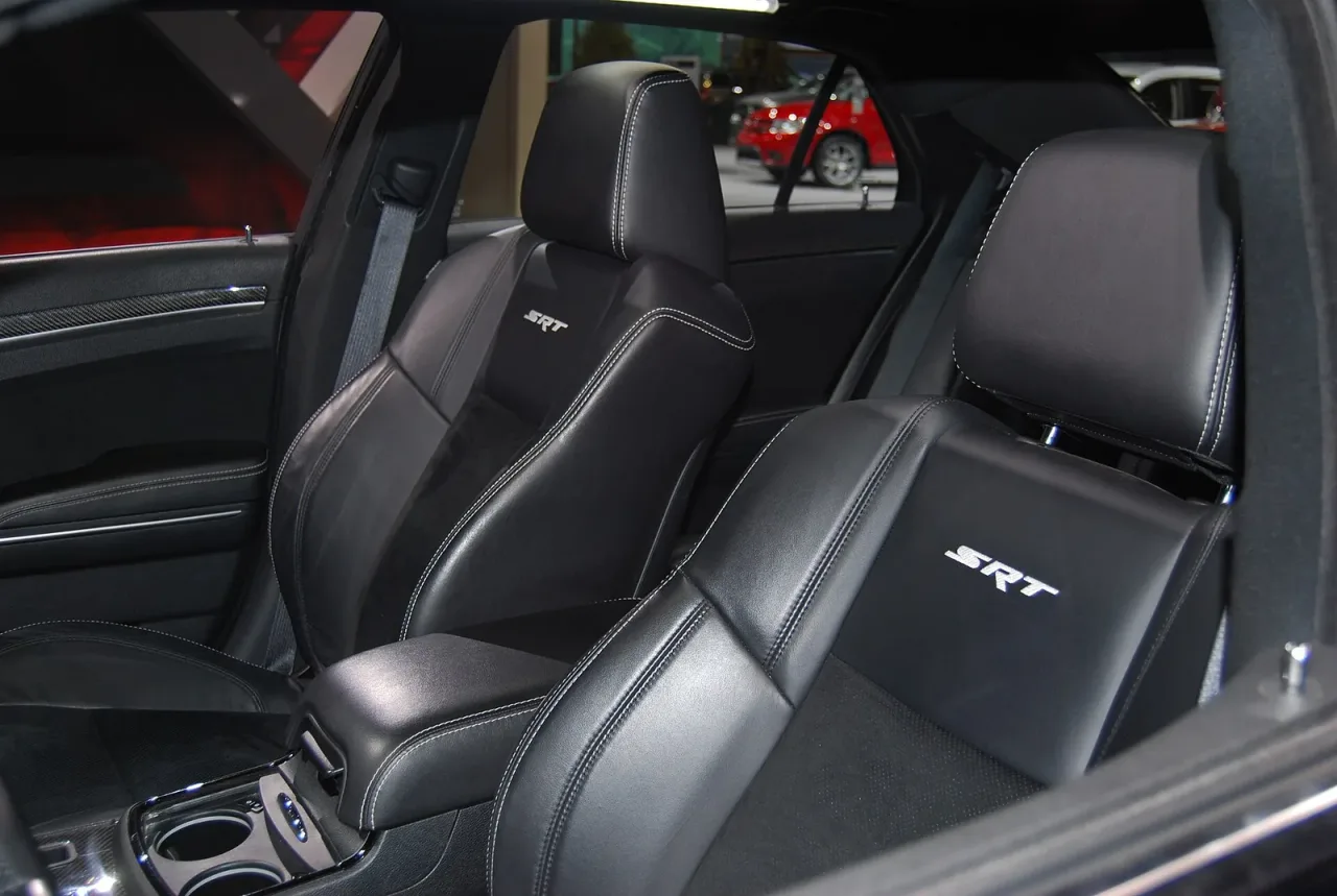 Chrysler 300 SRT8, interior