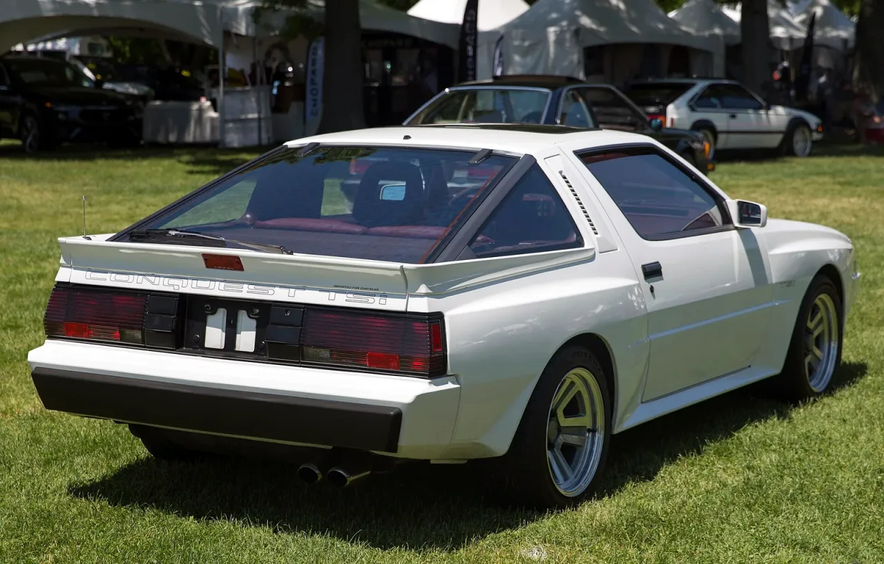 Chrysler Conquest, rear