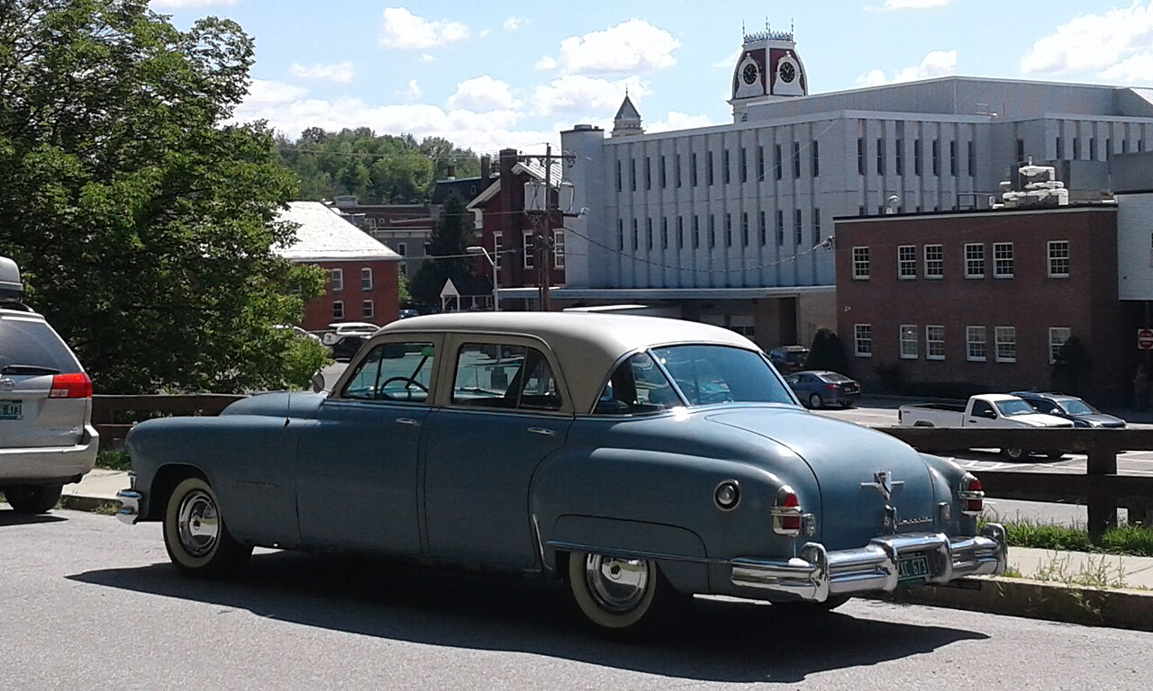 Chrysler Imperial/New Yorker Fifth Avenue, side