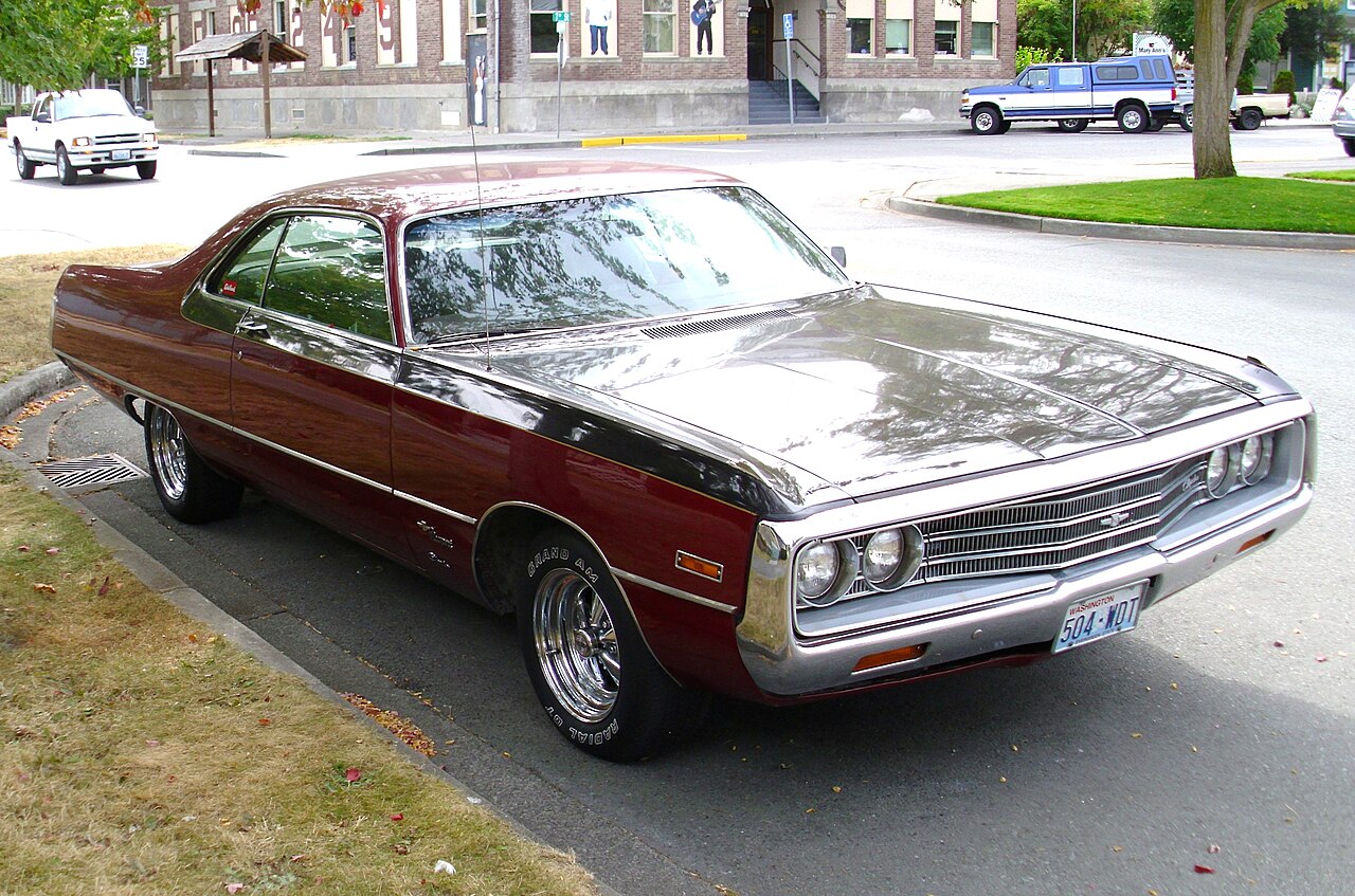 Chrysler Newport/Fifth Avenue, side