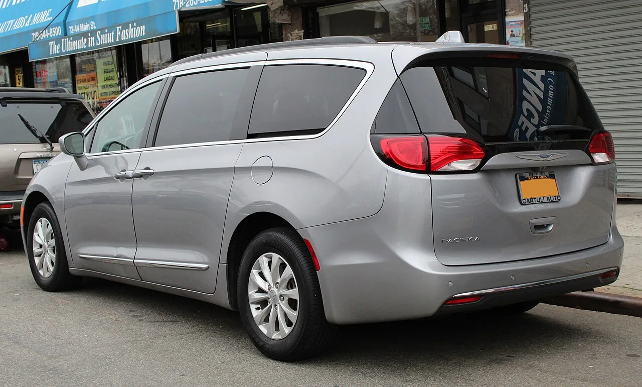 Chrysler Pacifica, rear