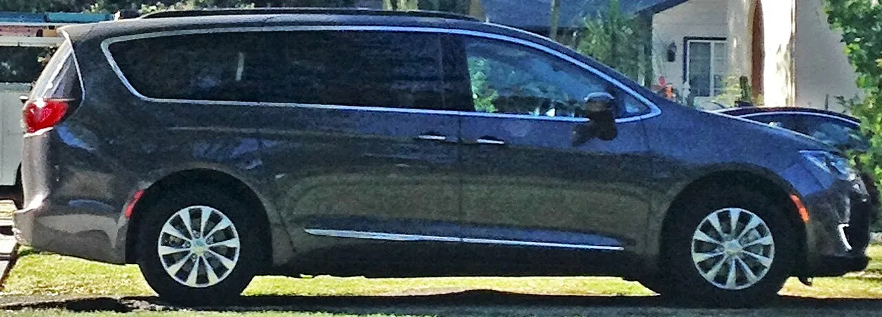 Chrysler Pacifica, side