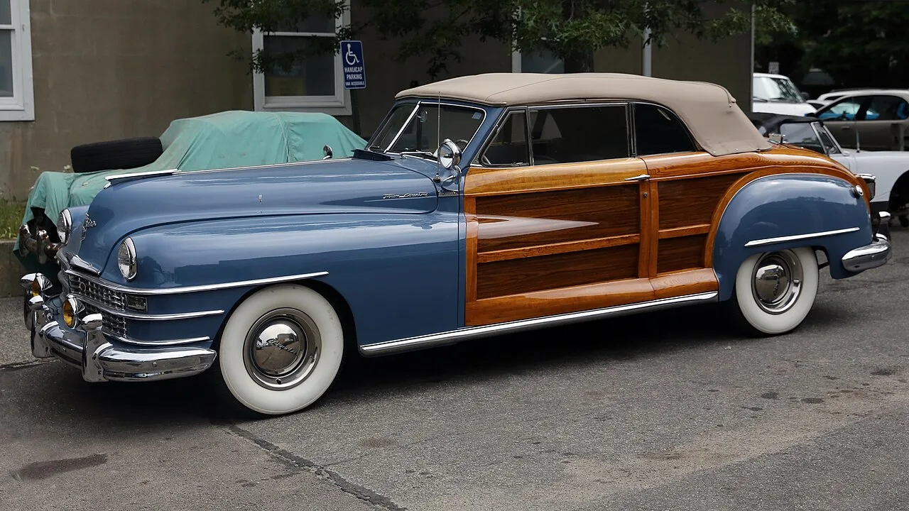 Chrysler Town and Country, side