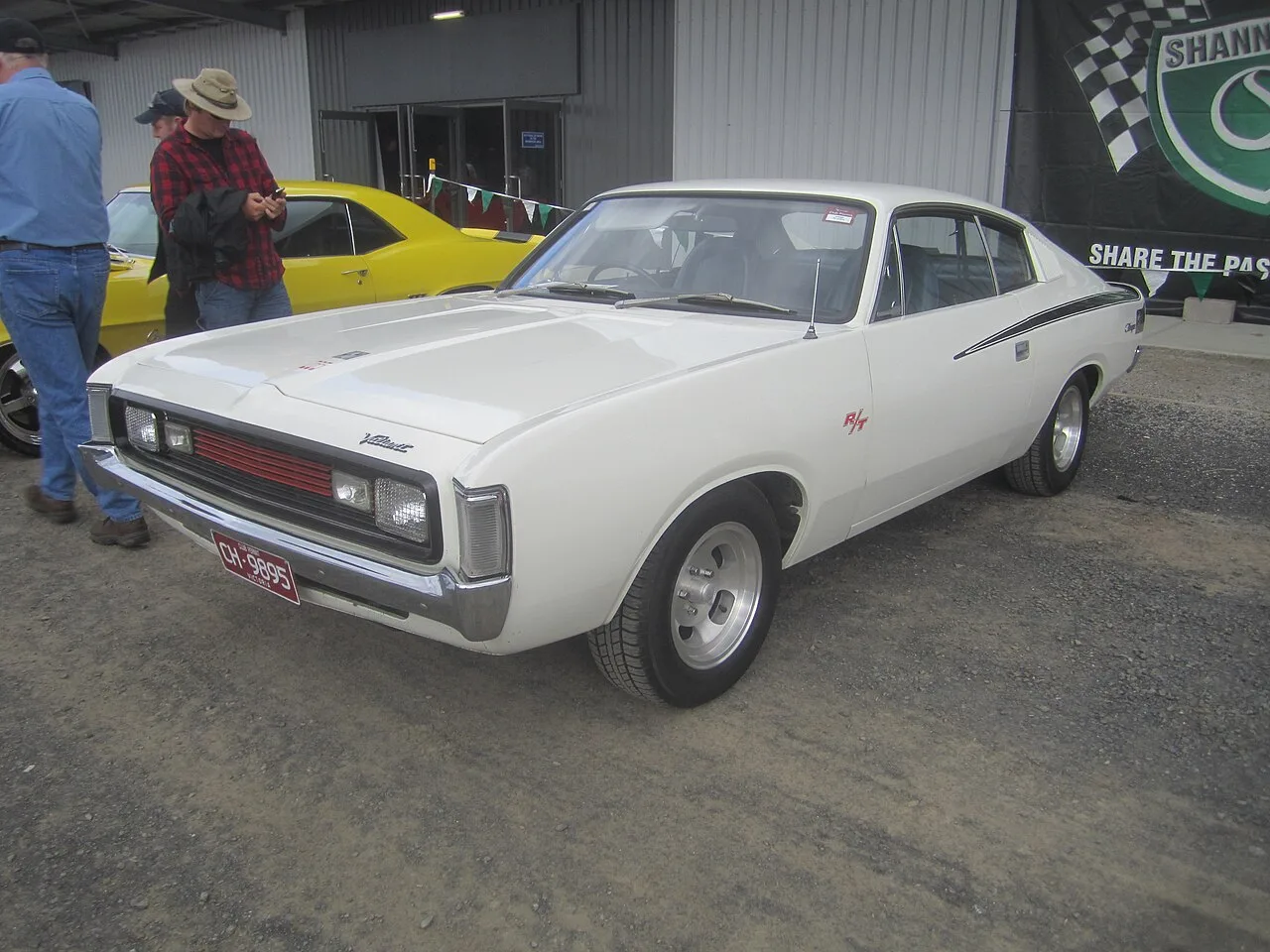 Chrysler Valiant VH, side