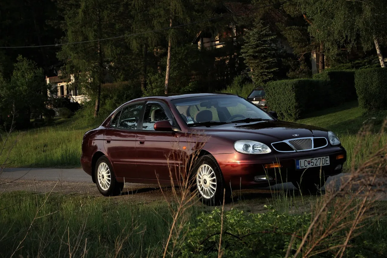 Daewoo Leganza, side