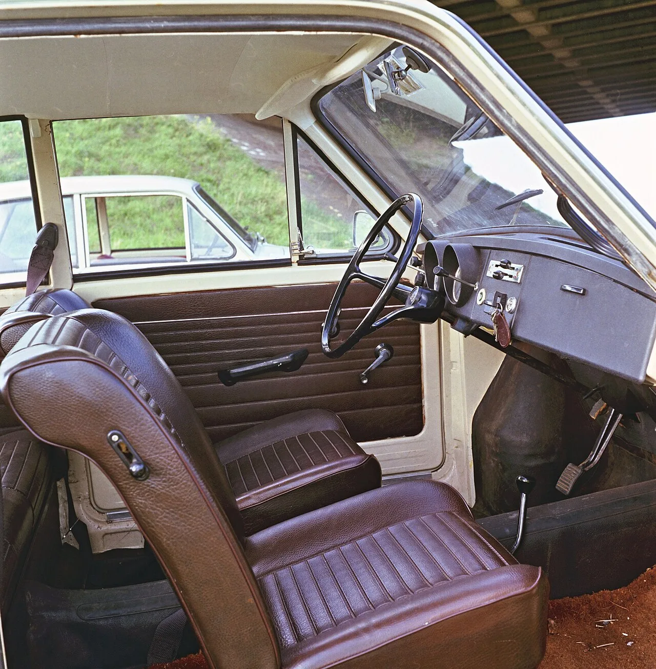 DAF 33, interior