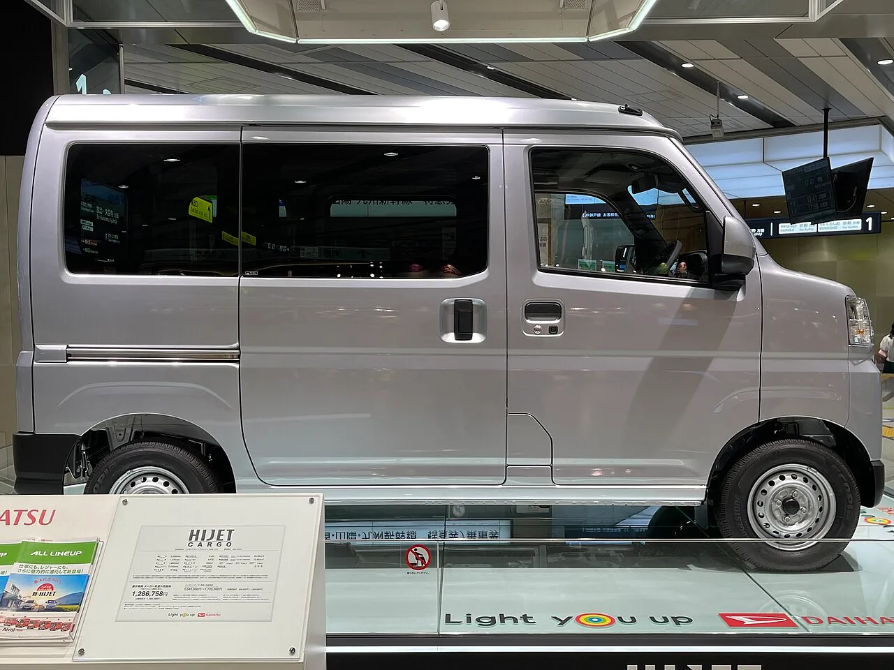Daihatsu Hijet Cargo / Atrai S320–S331, side