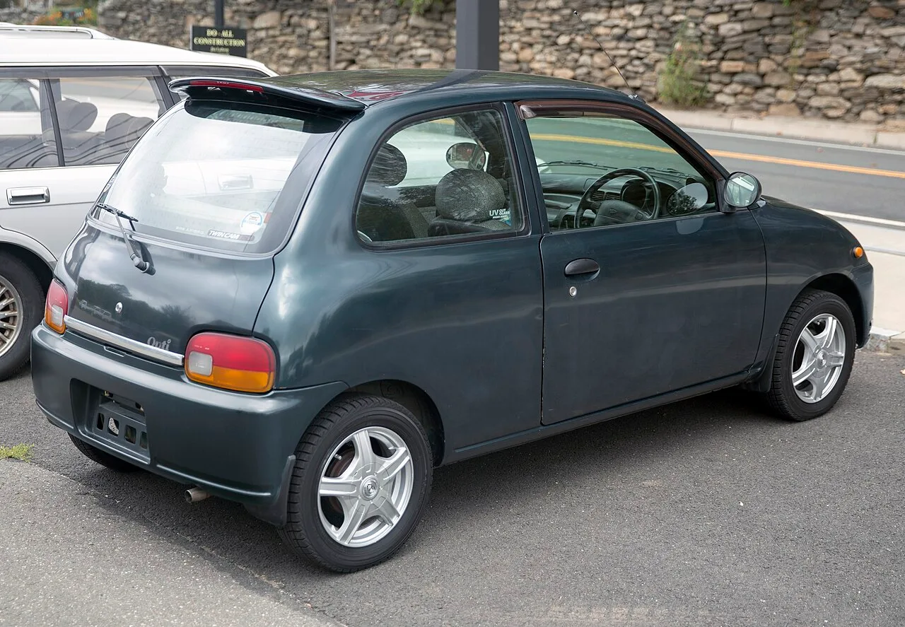 Daihatsu Opti L300, rear